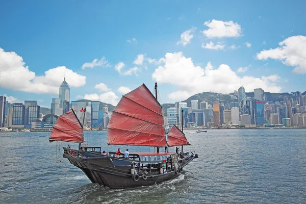 Kinesiska segelfartyg i hong kong victoria habour — Stockfoto