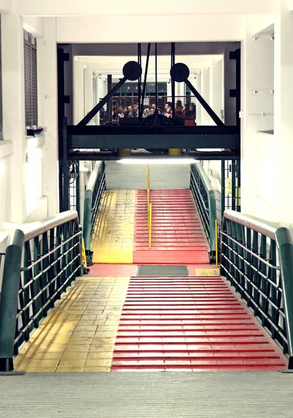 Lange weg naar bestuur ferry — Stockfoto