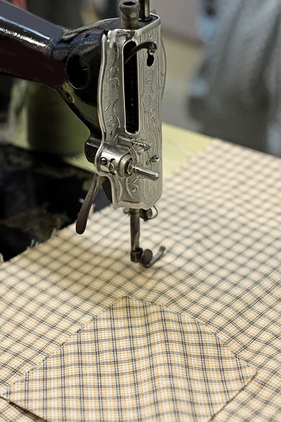 Máquina de costura velha e item de roupa — Fotografia de Stock