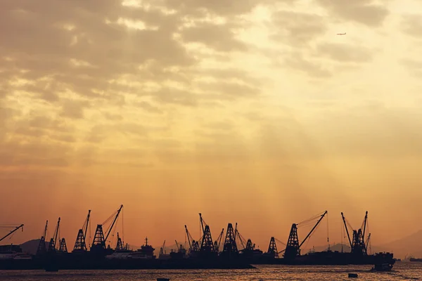 Solnedgång i last port — Stockfoto