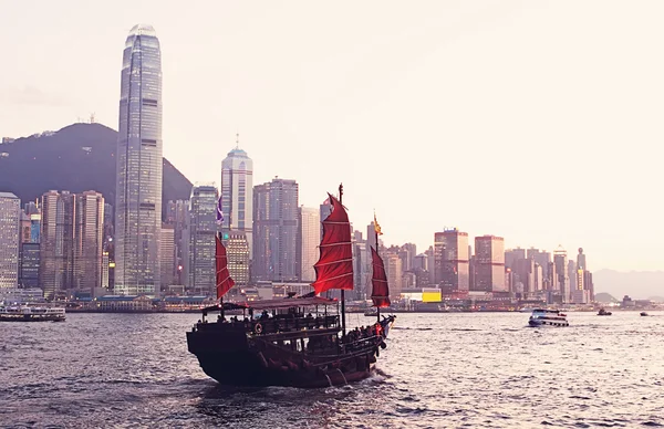 Navio à vela chinês em Hong Kong Victoria Habour — Fotografia de Stock