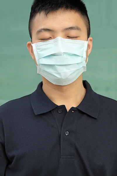 Man slijtage masker buiten — Stockfoto