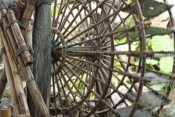 Vattenhjul - rörelse oskärpa på hjulet — Stockfoto