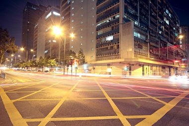 Akşamları çevre yolu trafiği olan modern şehir, Hong Kong