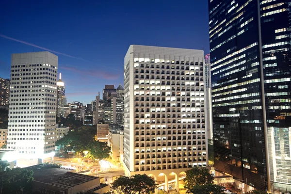 Edificio de oficinas por la noche en Hong Kong — Foto de Stock