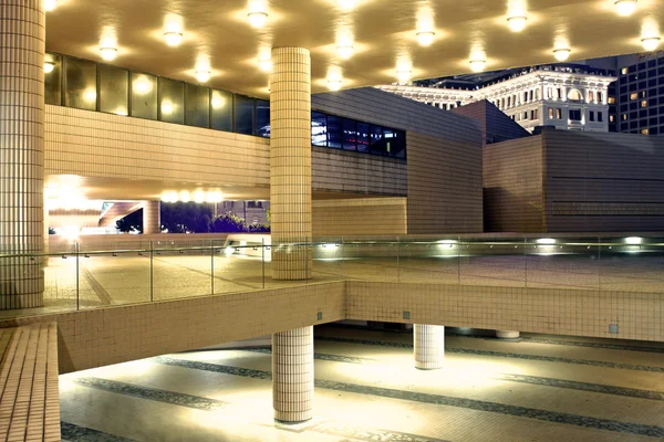 Moderno salão na cidade centro da noite — Fotografia de Stock