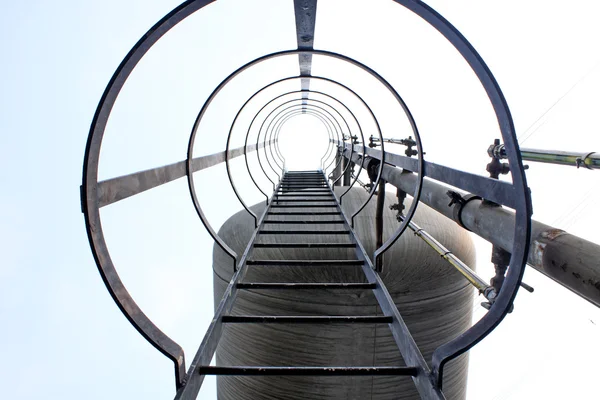Escadaria de aço inoxidável nos tanques de uma adega moderna — Fotografia de Stock