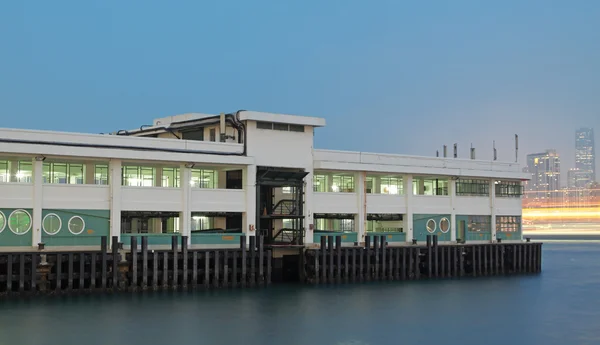 Ferry pier naar externe eiland van hong kong — Stockfoto