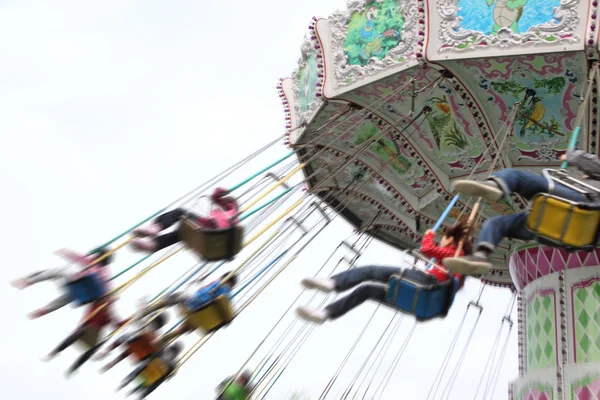 Criança plaaying voando balanço no parque — Fotografia de Stock