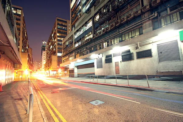 Ciudad urbana moderna con tráfico de autopistas por la noche, hong kong —  Fotos de Stock