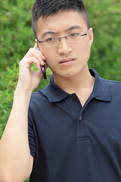 Китаец говорит по телефону и беспокоиться — стоковое фото