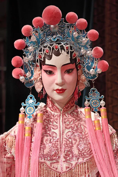 Opera chińska manekina i czerwone tkaniny jako miejsca na tekst, to nie zabawka, — Zdjęcie stockowe