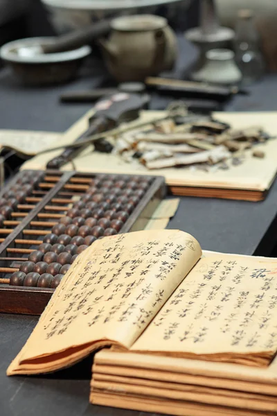 Liczydła i książki na stole w chińskim sklepie stary — Zdjęcie stockowe