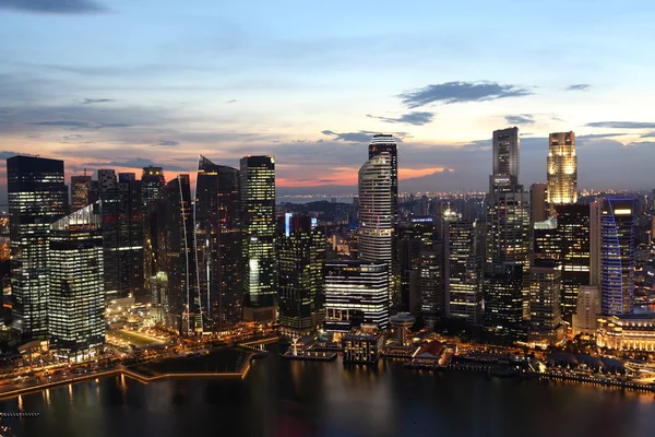 市中心的天际线新加坡在黄昏 — 图库照片