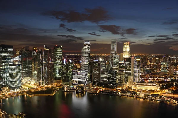 市中心的天际线新加坡在黄昏 — 图库照片