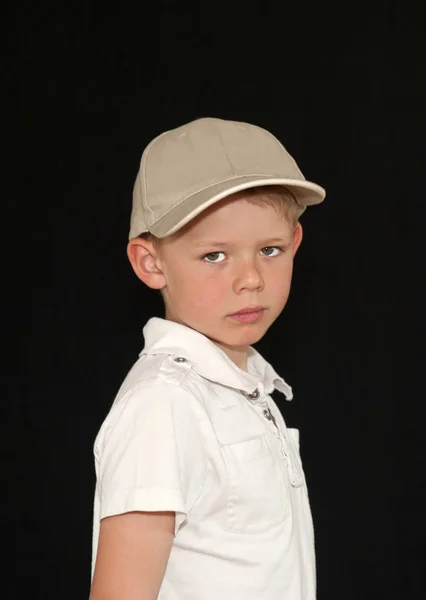 Αξιολάτρευτο νεαρό αγόρι σε ένα καπέλο του μπέιζμπολ — Φωτογραφία Αρχείου