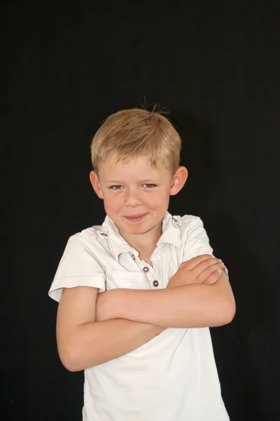 Adorabile giovane ragazzo con le braccia incrociate — Foto Stock