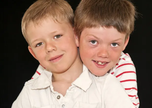 Close up de dois irmãos adoráveis — Fotografia de Stock
