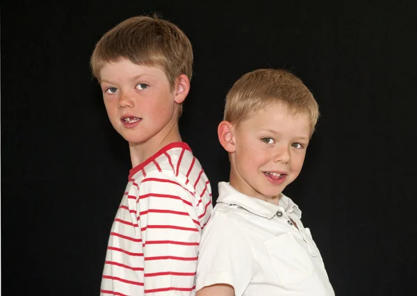 Primer plano de dos adorables hermanos — Foto de Stock