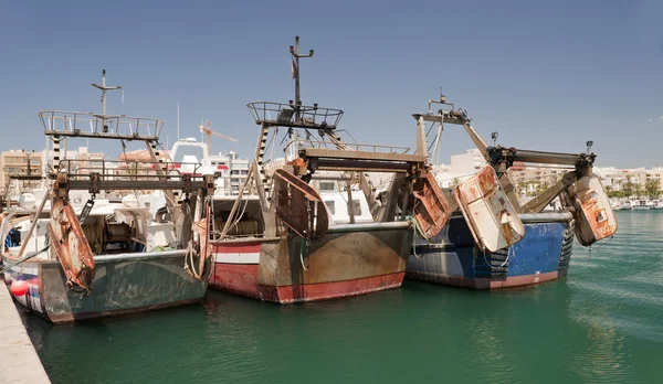 Trzy trawlery na nabrzeżu w mieście garrucha portu i przystani — Zdjęcie stockowe