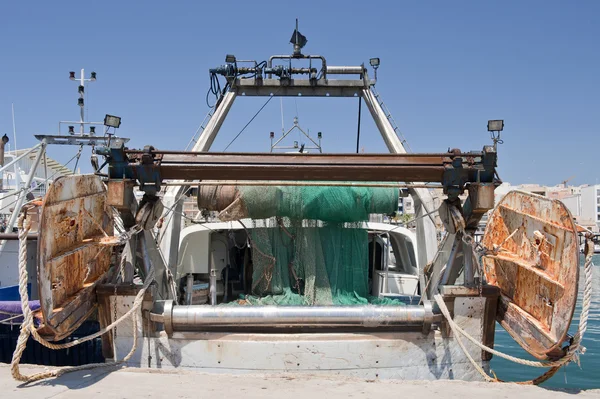 Widok z tyłu trawlera na nabrzeżu w mieście garrucha portu i przystani — Zdjęcie stockowe
