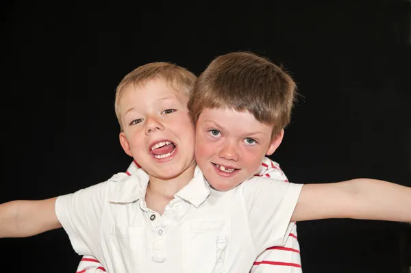 2 人の若い兄弟を再生 — ストック写真