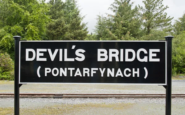 Vale Rheidol demiryolu şeytanın köprü işareti — Stok fotoğraf