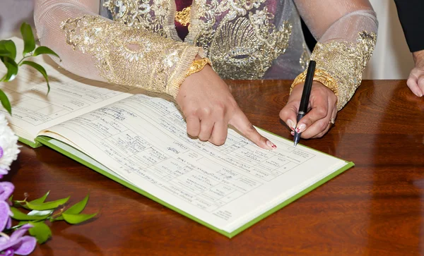 Bride and Groom signing the register — Stock Photo, Image