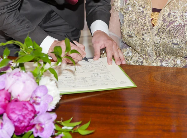 花嫁と花婿、レジスタの署名 — ストック写真