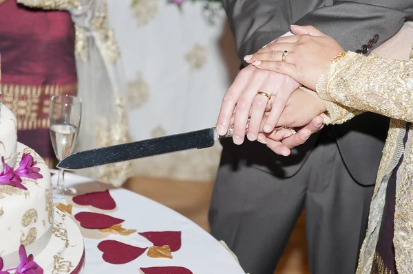 Cutting the Wedding Cake — Stock Photo, Image