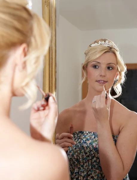 Novia poniéndose el maquillaje en el espejo — Foto de Stock