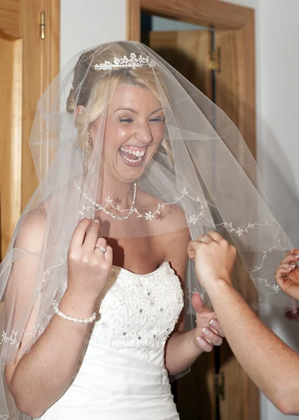 Noiva colocando em seu vestido de noiva — Fotografia de Stock