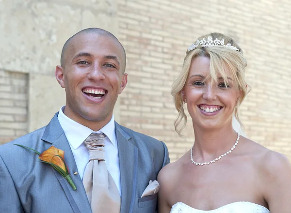 Menyasszony és a vőlegény a napsütésben — Stock Fotó
