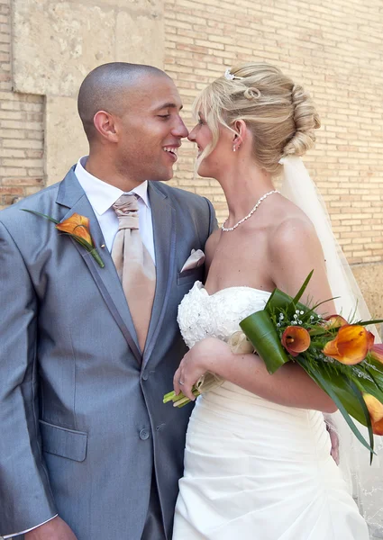 Menyasszony és a vőlegény első csók — Stock Fotó