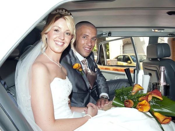 Bride and Groom in wedding car — Stock Photo, Image