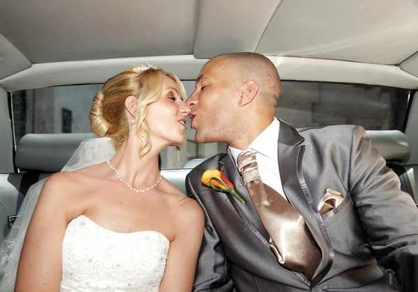 Noiva e noivo no carro de casamento — Fotografia de Stock