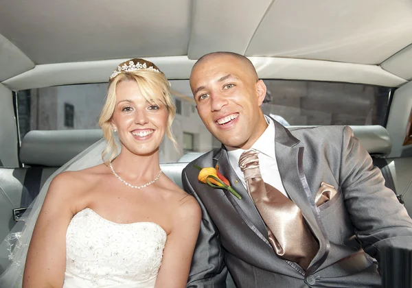 Braut und Bräutigam im Hochzeitsauto — Stockfoto