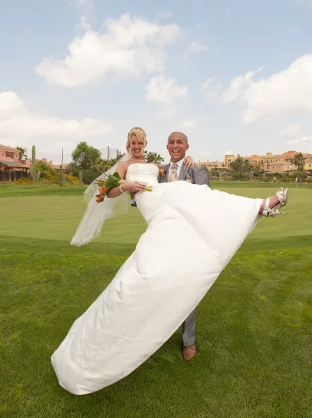 Bruden och brudgummen i solskenet — Stockfoto