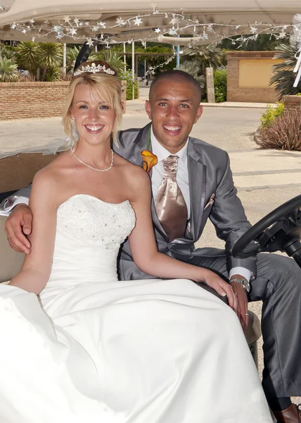 Noiva e noivo em um carrinho de golfe — Fotografia de Stock