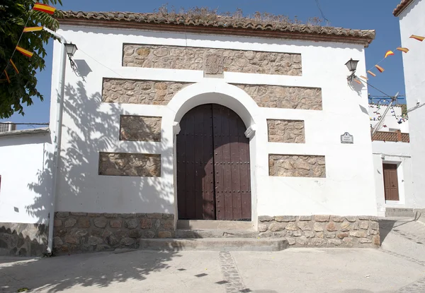 Vchod do kostela v notaez vesnici — Stock fotografie