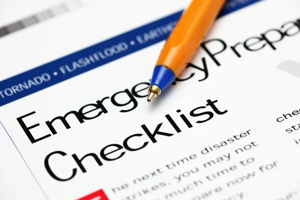 Liste de contrôle d'urgence et stylo bille — Photo