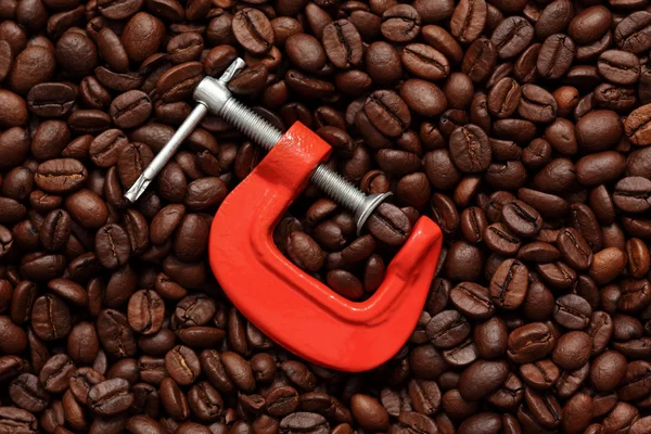 Coffee bean in een klem — Stockfoto