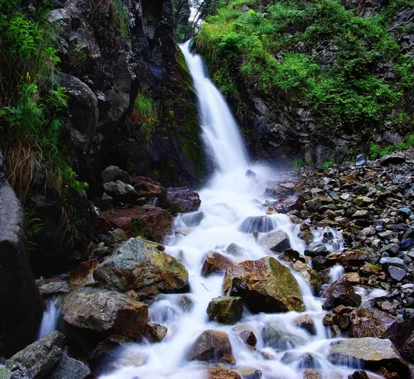 Primeira cachoeira no desfiladeiro Ayu-Say e fluxo de água na pedra — Fotografia de Stock