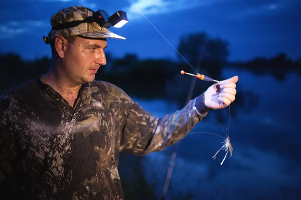 Рибалка в сутінках на річці — стокове фото