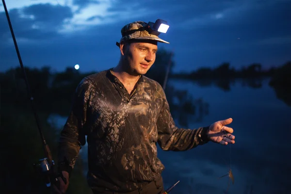 Рибалка в сутінках на річці — стокове фото
