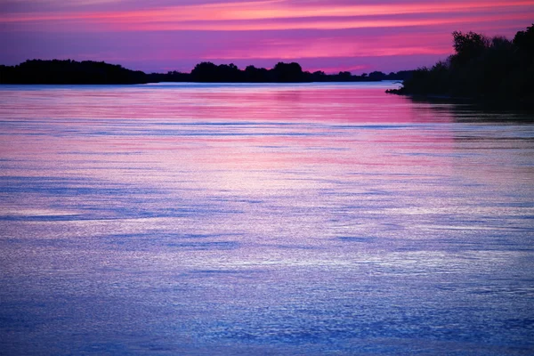 Na zonsondergang op rivier — Stockfoto