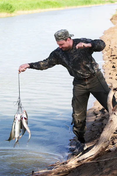 Balıkçı catch alır — Stok fotoğraf