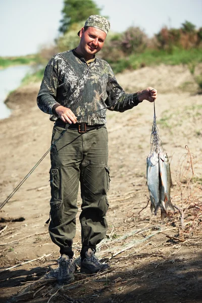 Pescador com a captura — Fotografia de Stock