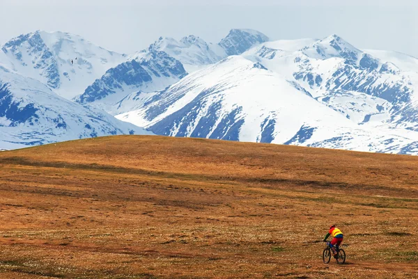 Βουνοκορφές ποδηλάτης και χιόνι — Φωτογραφία Αρχείου