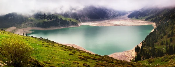 Panorama van een bergmeer — Stockfoto